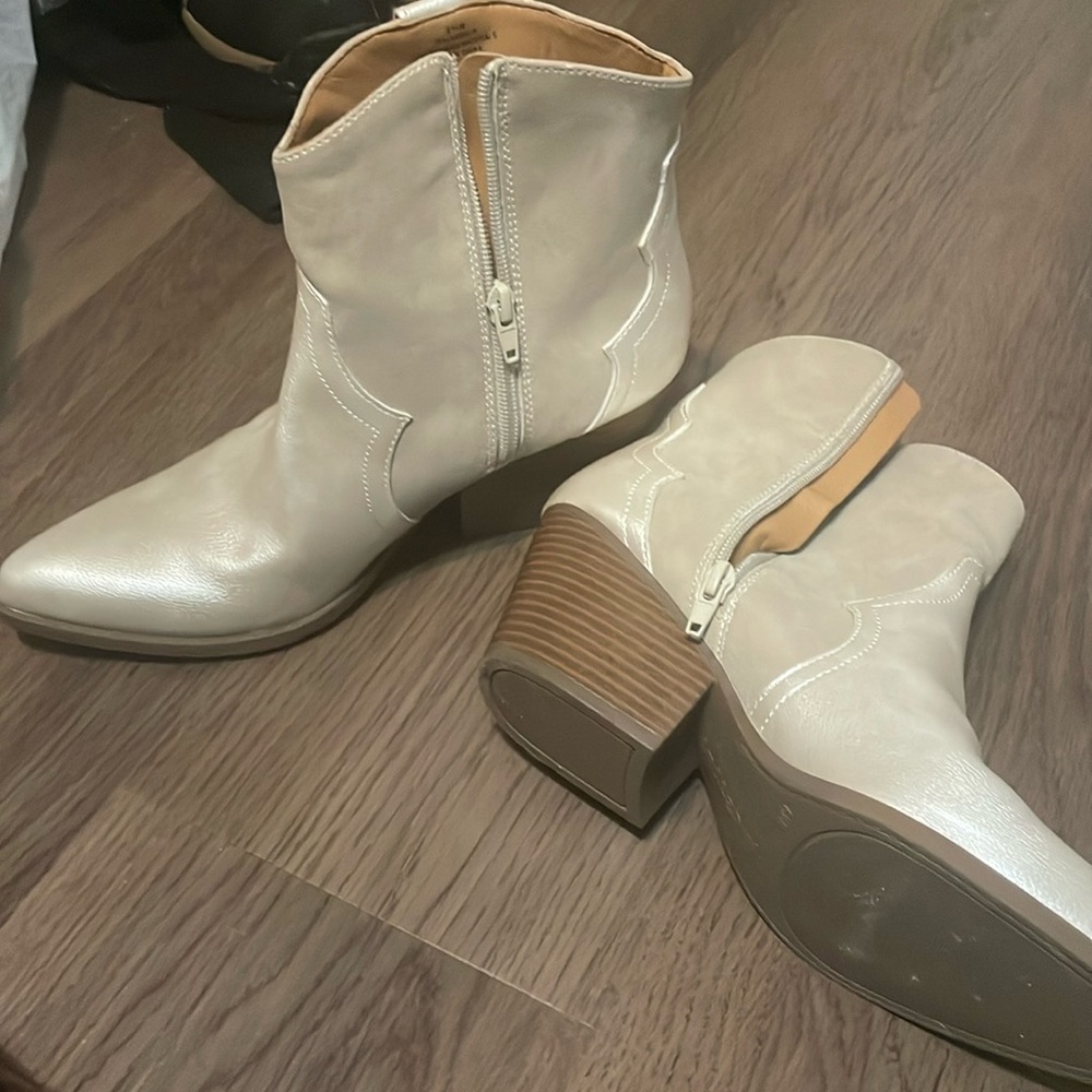 8.5 M Indigo Rd Silver booties - Picture 1 of 3